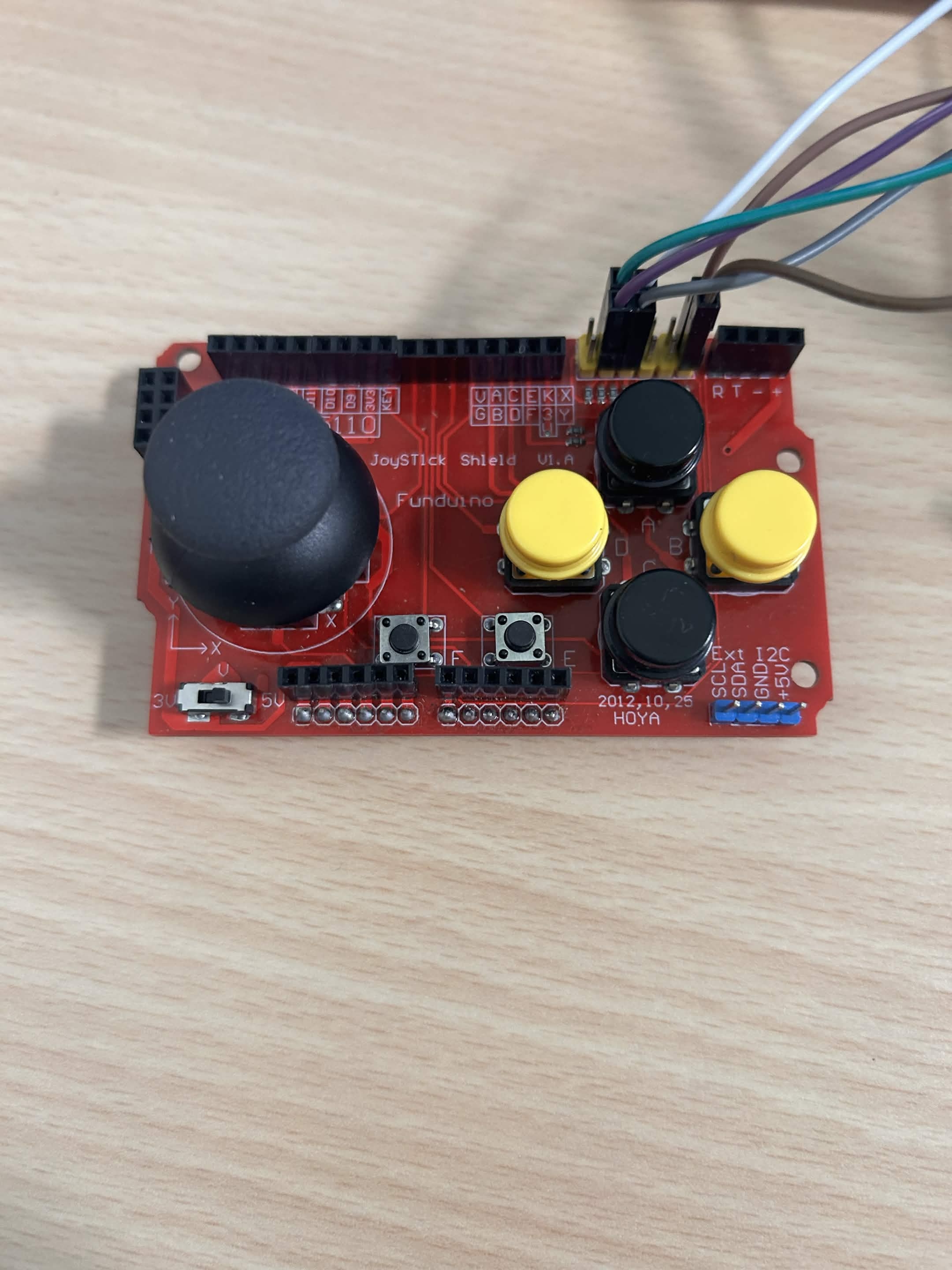 Manette câblée : joystick et boutons reliés au PIC