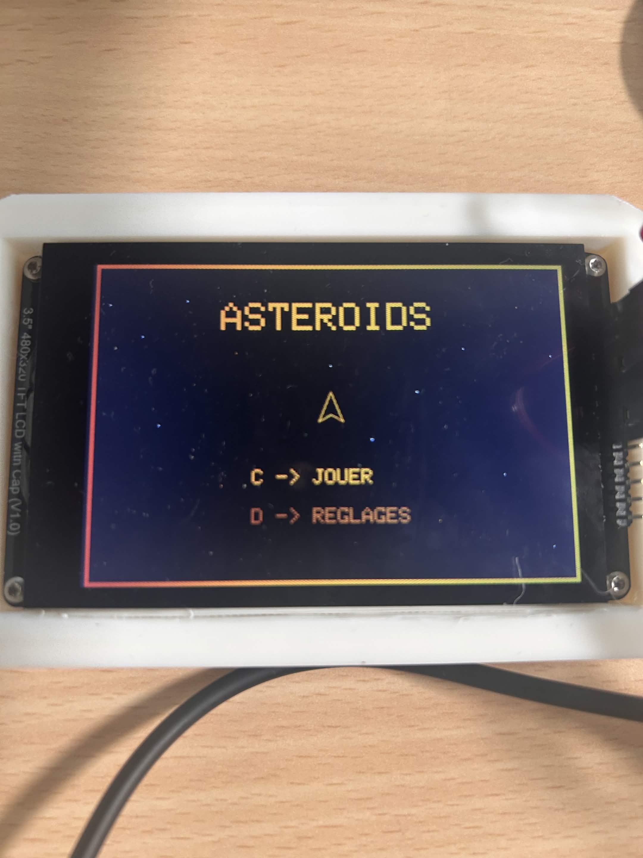 Jeu Asteroids embarqué affiché sur l'écran TFT